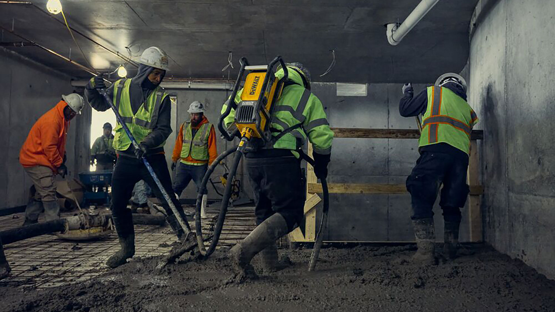 DEWALT POWERSHIFT™ Backpack Vibrator Kit exterior