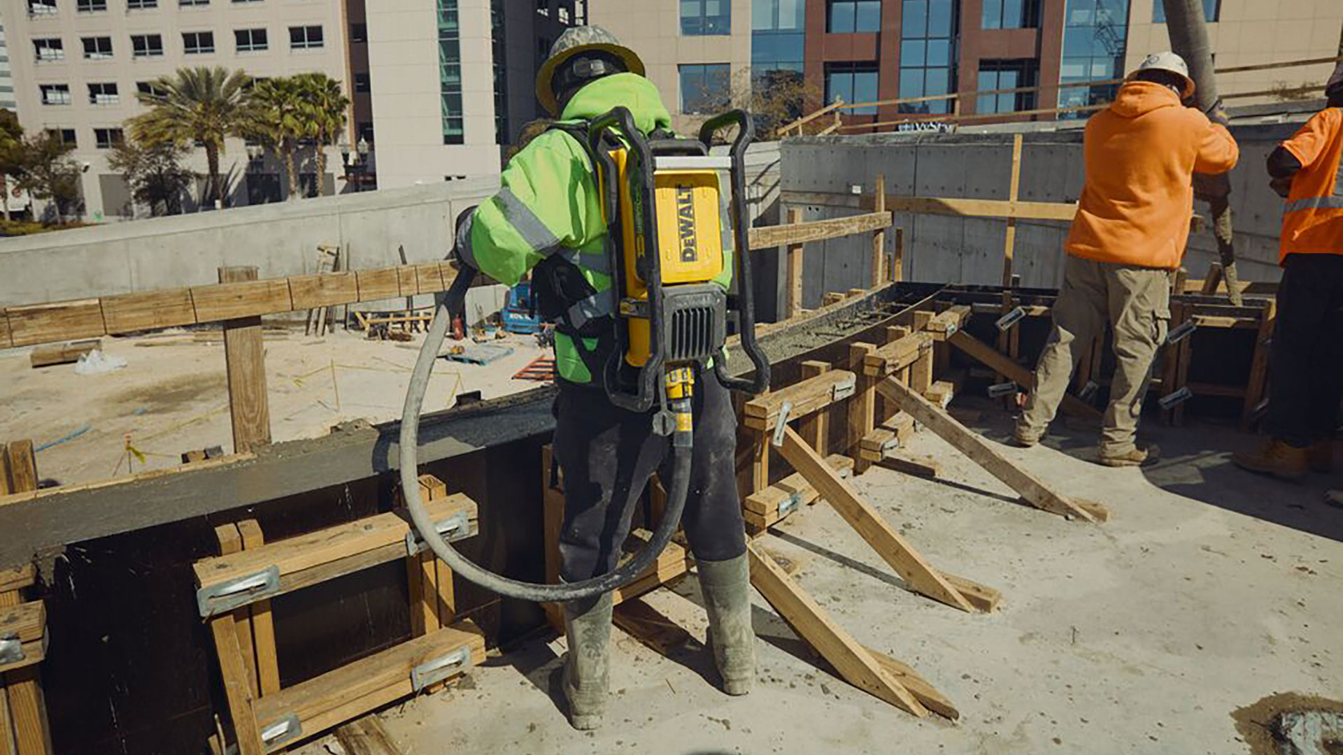 DEWALT POWERSHIFT™ Backpack Vibrator Kit exterior