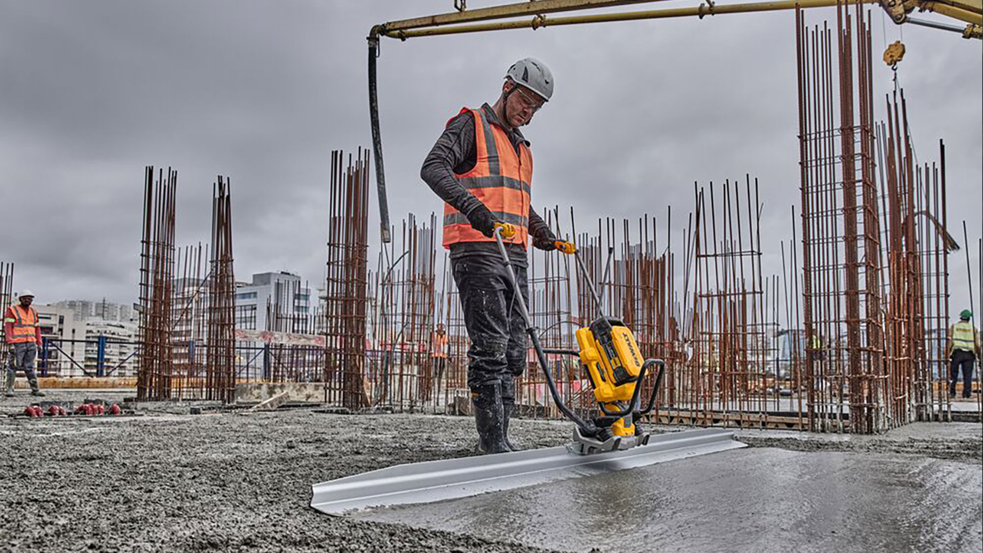 DEWALT POWERSHIFT™ Concrete Power Screed Kit exterior