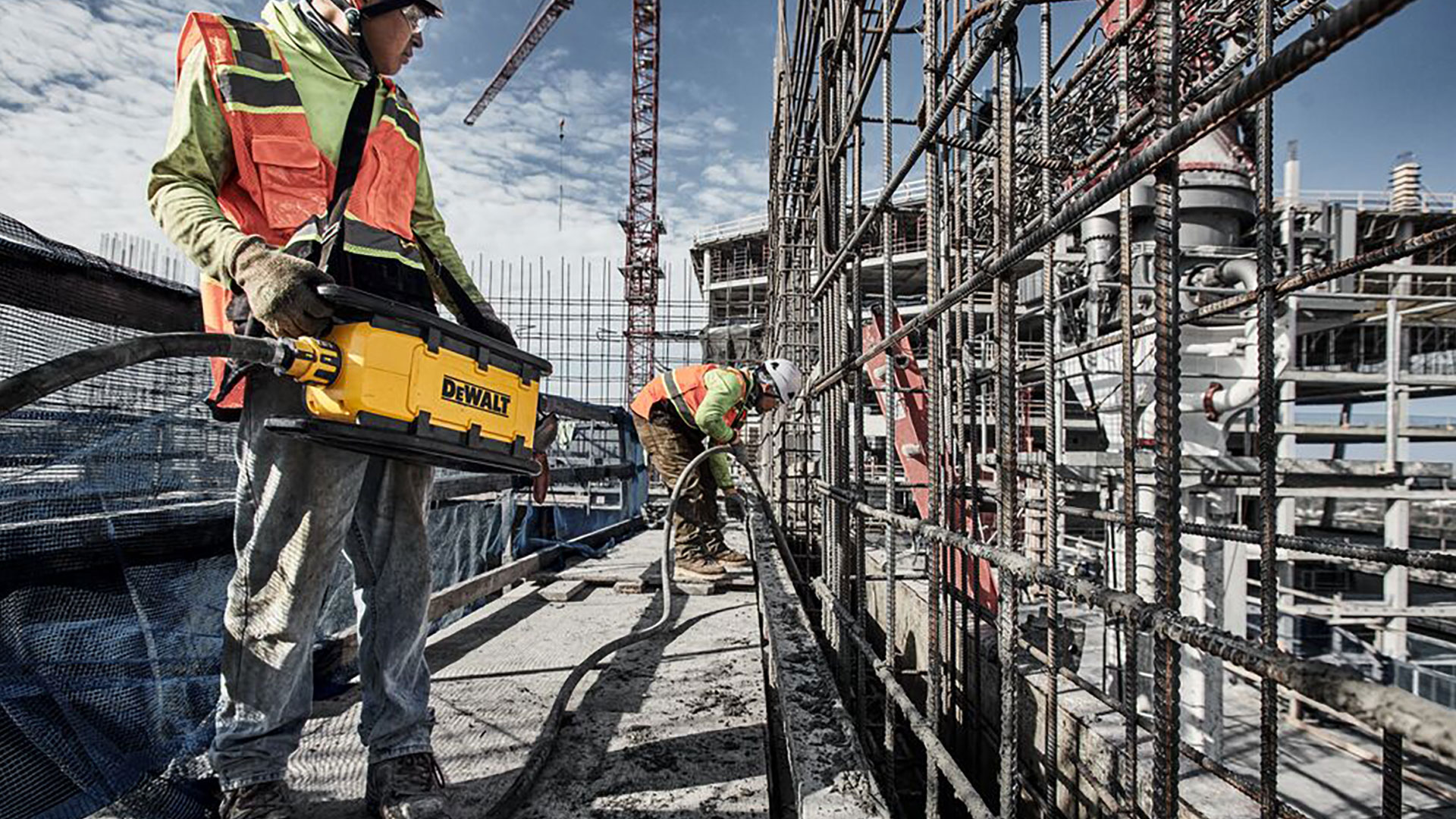 DEWALT POWERSHIFT™ Vibrator Kit exterior